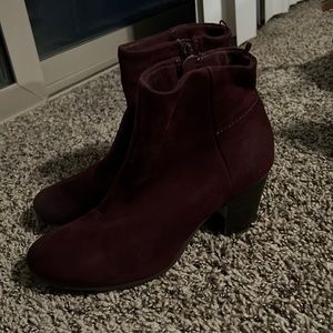 Maroon colored wedges